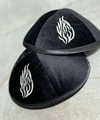 כיפה קטיפה “האש שלי” עם רקמה – נראות יוקרתית | מגוון צבעים