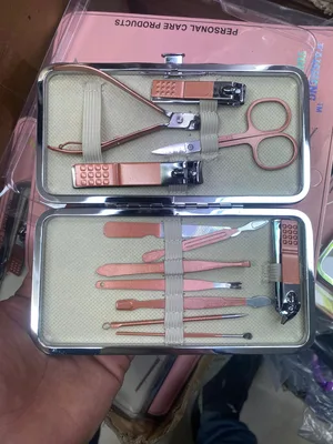 ערכת מניקור ופדיקור יוקרתית 12 חלקים – סלון טיפוח פרטי בתוך מארז