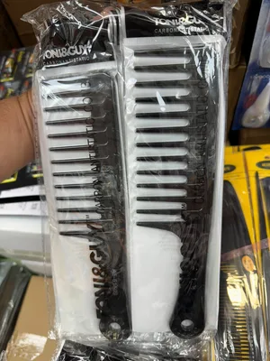 מסרק מקצועי רחב להתרת קשרים TONI&GUY - דגם Carbon Antistatic