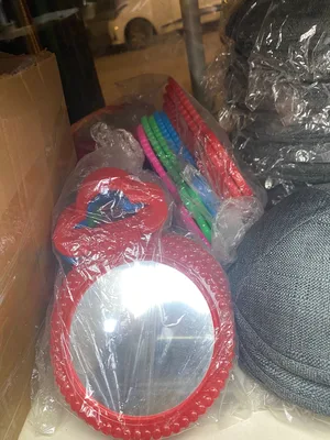 מראת שולחן דו-צדדית קומפקטית – עם צד מגדיל ומעמד מתקפל