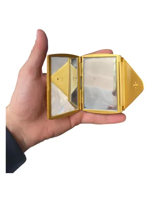 מראת כיס יוקרתית כפולת פנים – עיצוב "קרוקו" עם סגירת יהלום