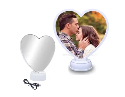 מראת קסם בצורת לב עם תאורת LED – מראה שהופכת למסגרת תמונה מרגשת