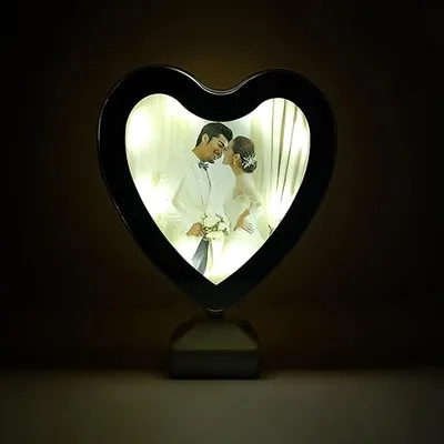 מראת קסם בצורת לב עם תאורת LED – מראה שהופכת למסגרת תמונה מרגשת