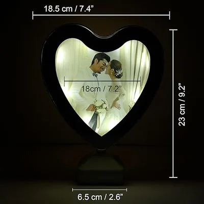 מראת קסם בצורת לב עם תאורת LED – מראה שהופכת למסגרת תמונה מרגשת