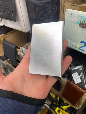 ארנק כרטיסים קשיח מתכת קפיץ שליפה מהירה ועיצוב אלומיניום