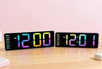 שעון שולחני דיגיטלי לד מעורר מחליף צבעים RGB תאריך וטמפרטורה
