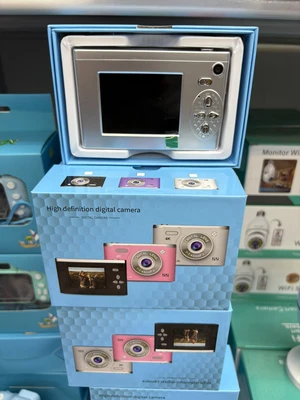 מצלמה דיגיטלית קומפקטית 4K / 1080P עם עדשה כפולה ומסך 2.4 אינץ'